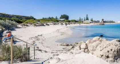 Located in the trendy West end of Fremantle, this stylish Airbnb is perfect for beach lovers and urban explorers alike.