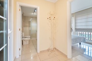 2 bedrooms, free WiFi, bed sheets - Holiday Home "Terrazas del Duque Beach" with Sea View, Pool and Wi-Fi (Costa Adeje)