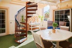 Outdoor dining - Holiday Home "Terrazas del Duque Beach" with Sea View, Pool and Wi-Fi (Costa Adeje)