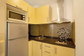 Een koelkast, een microgolfoven, een kookplaat