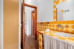 Badkar, hårtork och handdukar