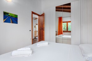 3 bedrooms, iron/ironing board, bed sheets