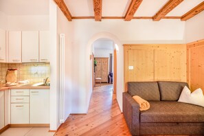 TV - 'Apartment Abendsonne' with Balcony & Wi-Fi (Trodena)