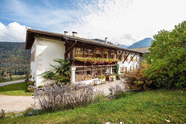 Exterior - 'Apartment Abendsonne' with Balcony & Wi-Fi (Trodena)