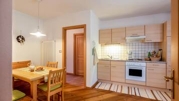 Fridge, oven, stovetop, coffee/tea maker