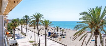 Coral Beach by Pat Apartment with Sea Views, Shared Pool, and Wi-Fi
