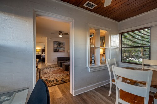 Cozy Comfort Just 2 Blocks From Park Ave!