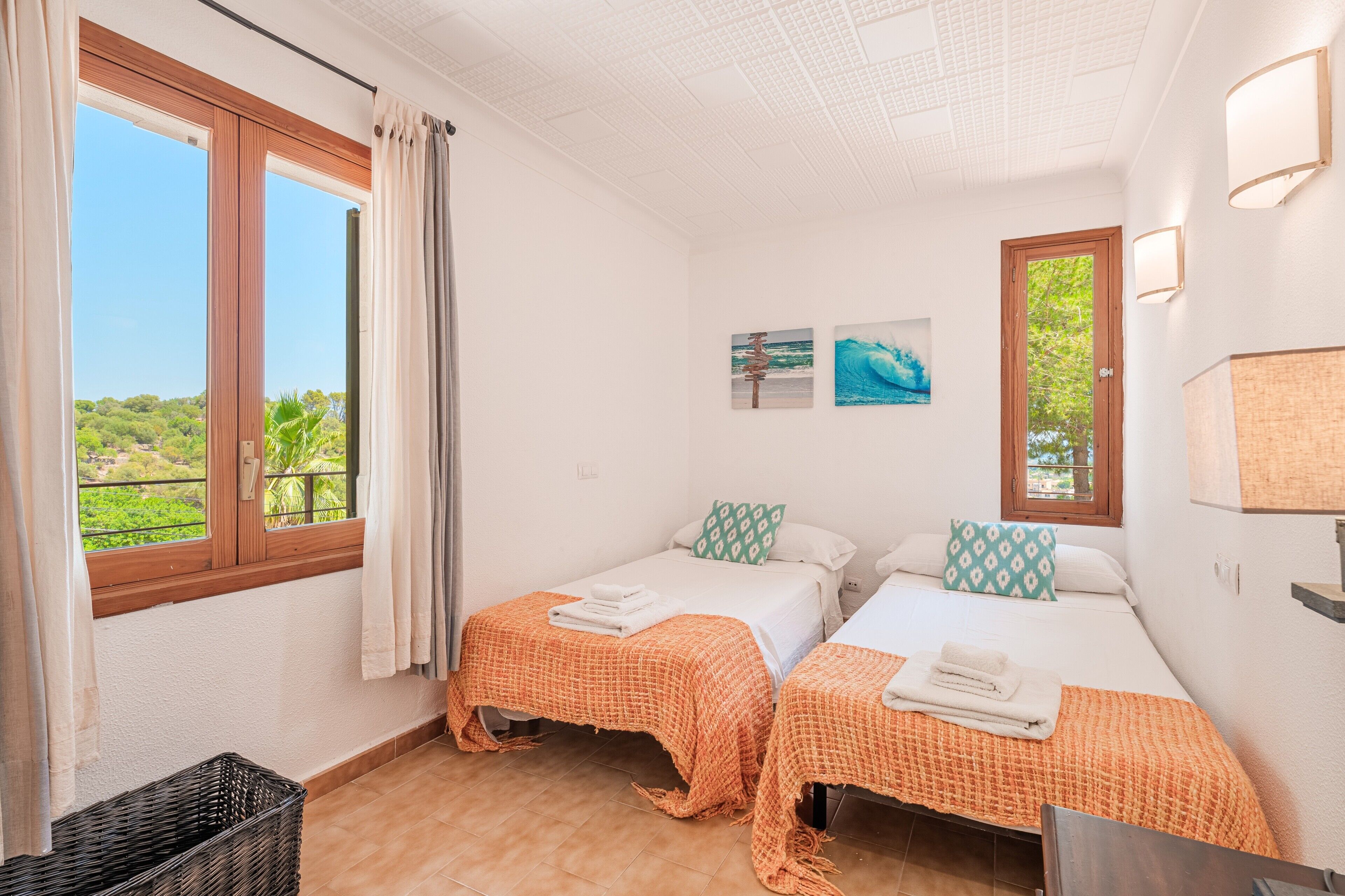 3 slaapkamers, een strijkplank/strijkijzer, gratis wifi, beddengoed