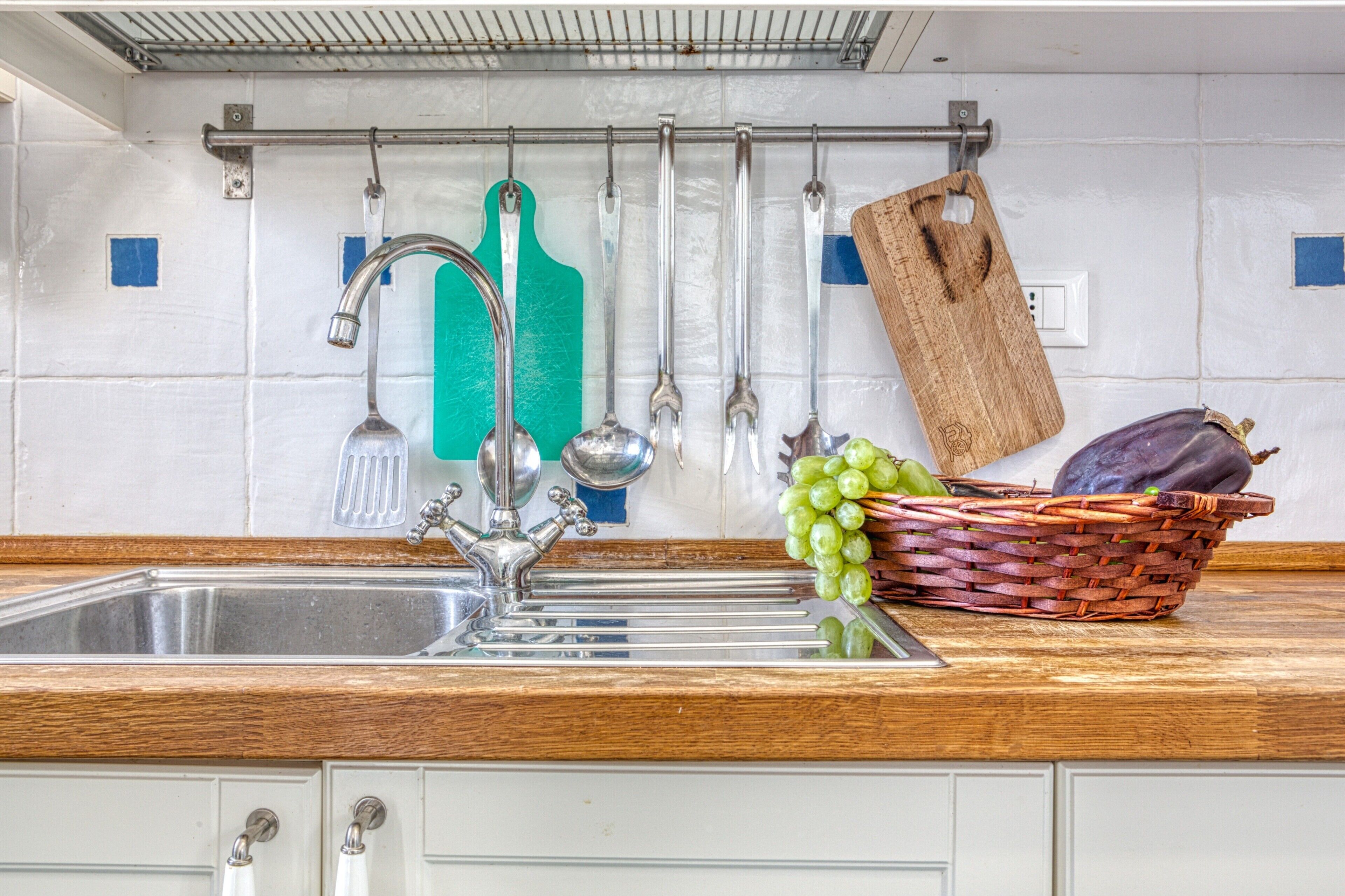 Fridge, oven, stovetop, electric kettle