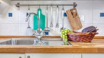 Fridge, oven, stovetop, electric kettle