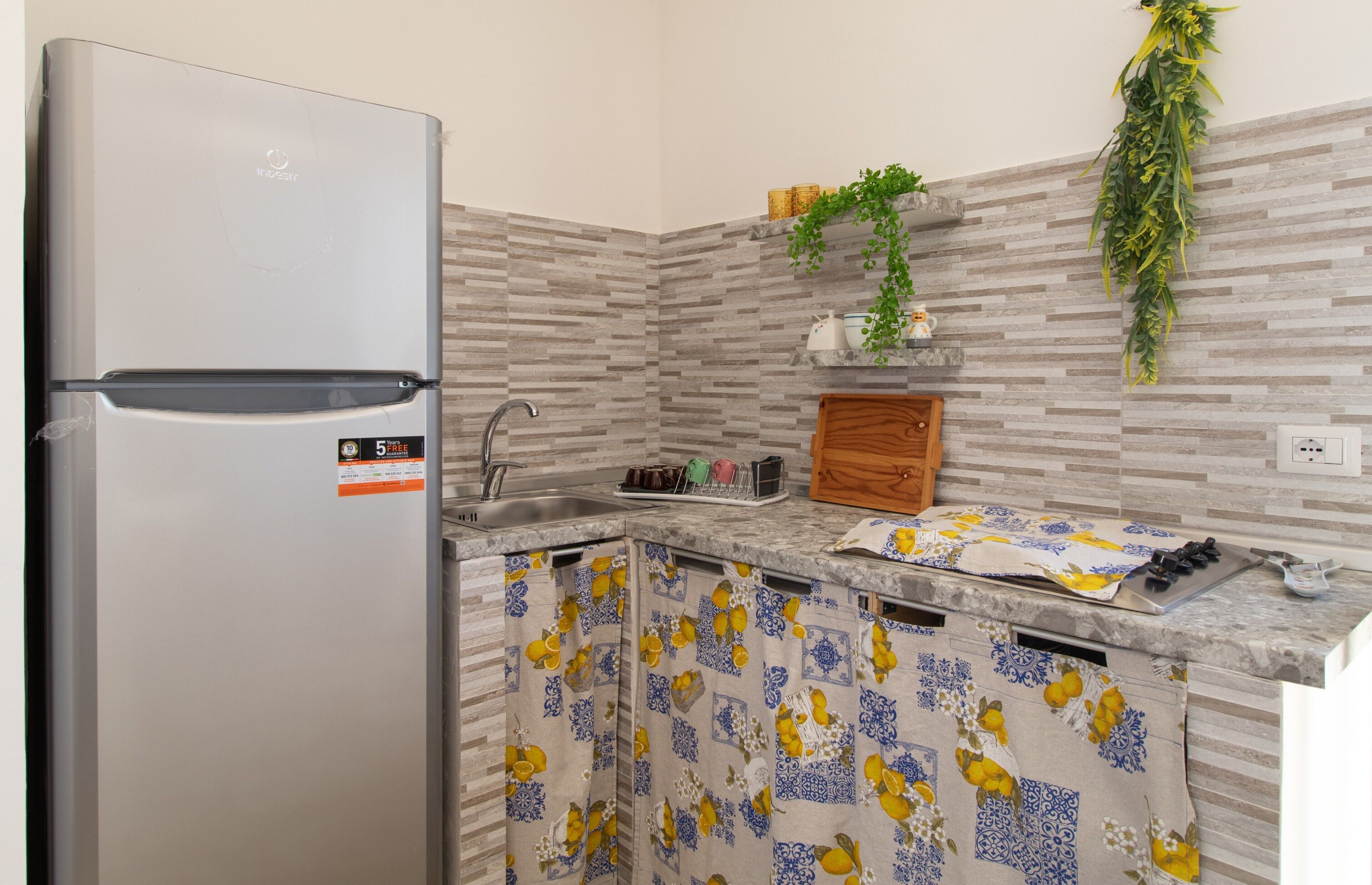 Frigorifero, forno, piano cottura, pentole/stoviglie/utensili