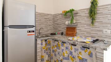 Frigorifero, forno, piano cottura, pentole/stoviglie/utensili