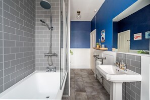 Combined shower/tub, hair dryer, towels