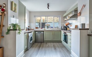 Fridge, microwave, oven, stovetop - Shorethwaite -  a coastal retreat that sleeps 5 guests  in 3 bedrooms (Amble)
