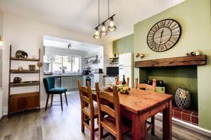Dining - Shorethwaite - a coastal retreat that sleeps 5 guests in 3 bedrooms (Amble)