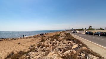 Una spiaggia nelle vicinanze