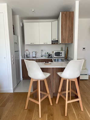 Réfrigérateur, micro-ondes, four, plaque de cuisson