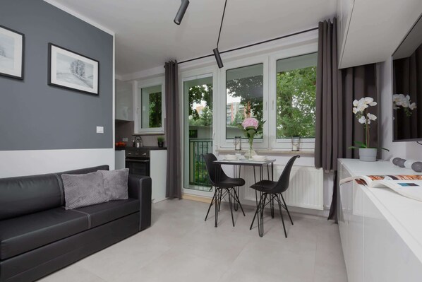 TV - Ksawerów 24 | Unique Studio | Balcony (Warszawa)