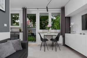 TV - Ksawerów 24 | Unique Studio | Balcony (Warszawa)