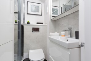 Shower, hair dryer, towels - Ksawerów 24 | Unique Studio | Balcony (Warszawa)