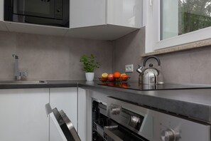 Kühlschrank, Mikrowelle, Ofen, Herdplatte