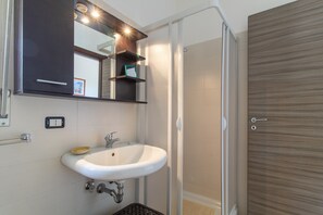 Ducha, secador de pelo, toallas