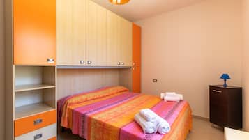 1 chambre, fer et planche à repasser, draps fournis