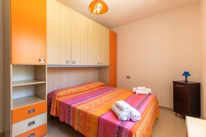 1 habitación, tabla de planchar con plancha y ropa de cama 