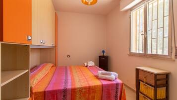 1 dormitorio, tabla de planchar con plancha, ropa de cama