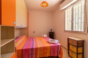 1 habitación, tabla de planchar con plancha y ropa de cama 