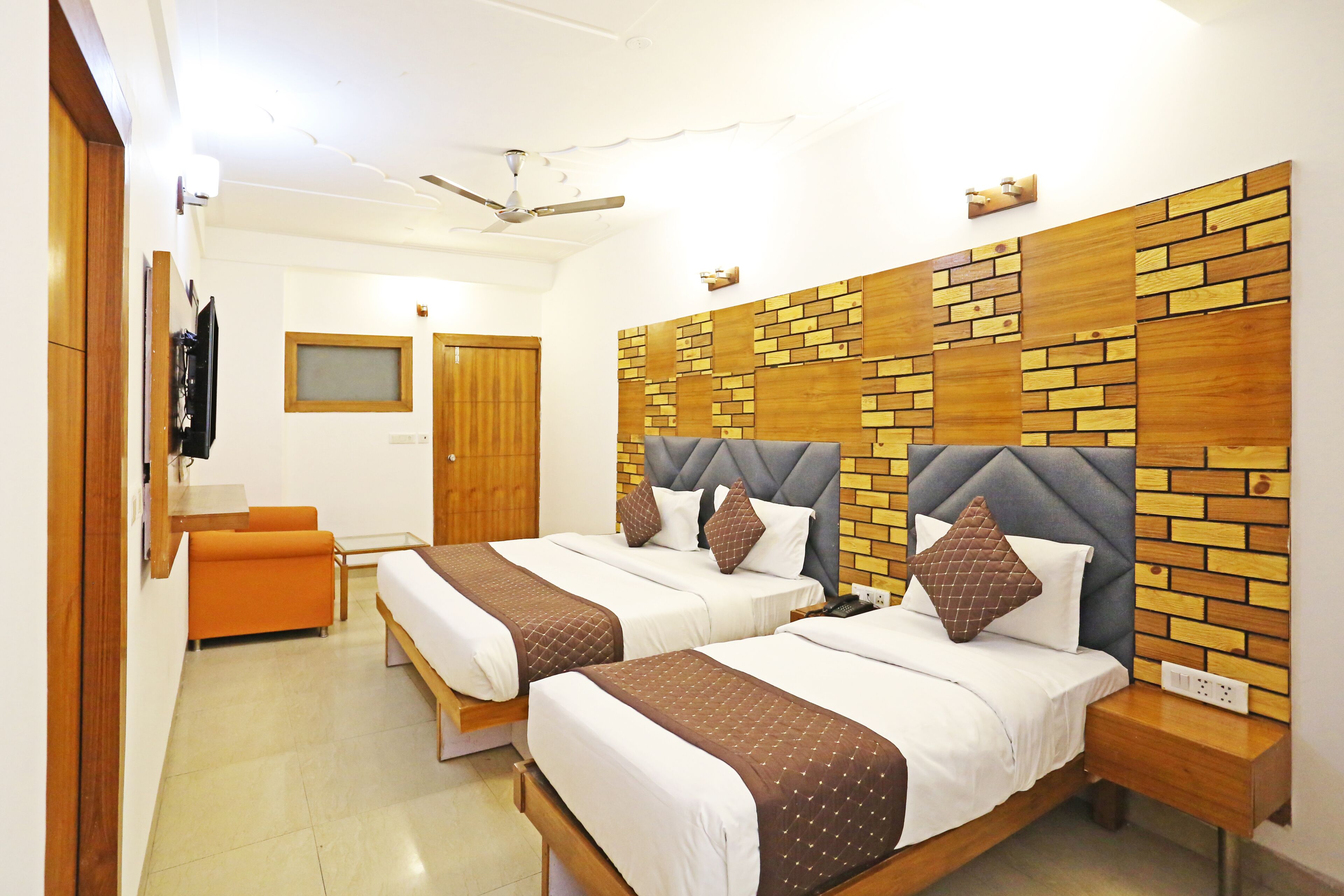 Muebles diferentes, escritorio y espacio para trabajar con laptop 