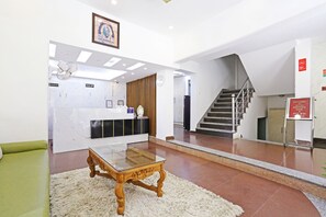 デラックス ルーム | リビング エリア | 42 インチの液晶テレビ (デジタル放送視聴可)、テレビ、暖炉