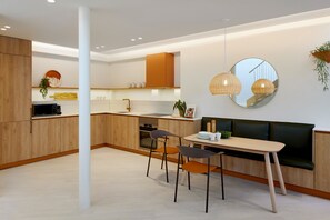 Frigorífico, microondas, horno y placa de cocina