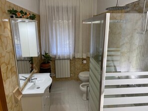 Badekar, hårtørrer, håndklæder