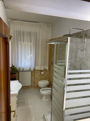 Kylpyamme, hiustenkuivaaja, pyyhkeet