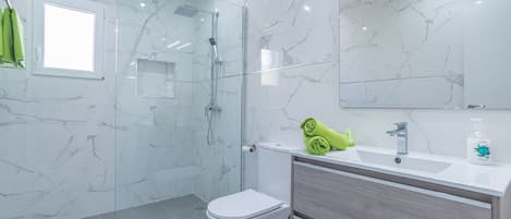 Ducha, secador de pelo y toallas