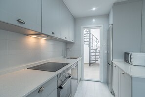 Kjøleskap, mikrobølgeovn, kokeplater og oppvaskmaskin