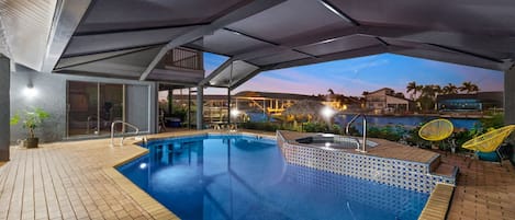 Piscina all'aperto, una piscina riscaldata