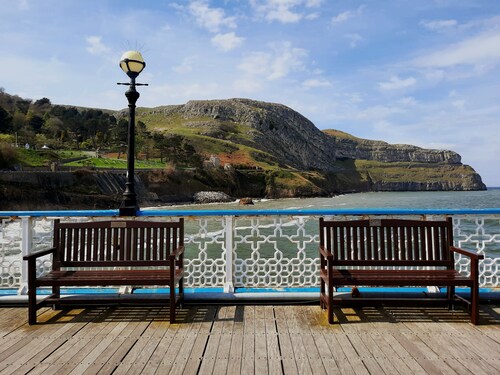 Penthouse by Llandudno Pier | Sleeps 4 guests