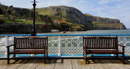 Penthouse by Llandudno Pier | Sleeps 4 guests