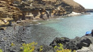 Un paysage côtier caractérisé par des falaises rocheuses et une eau cristalline.