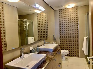 Een douche, een haardroger, handdoeken