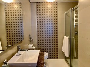 Dusche, Haartrockner, Handtücher