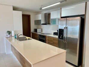 Réfrigérateur, four à micro-ondes, un four, surface de cuisson