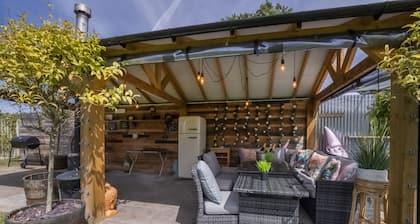 The Stables Luxury House! - sleeps 18 guests in 7 bedrooms