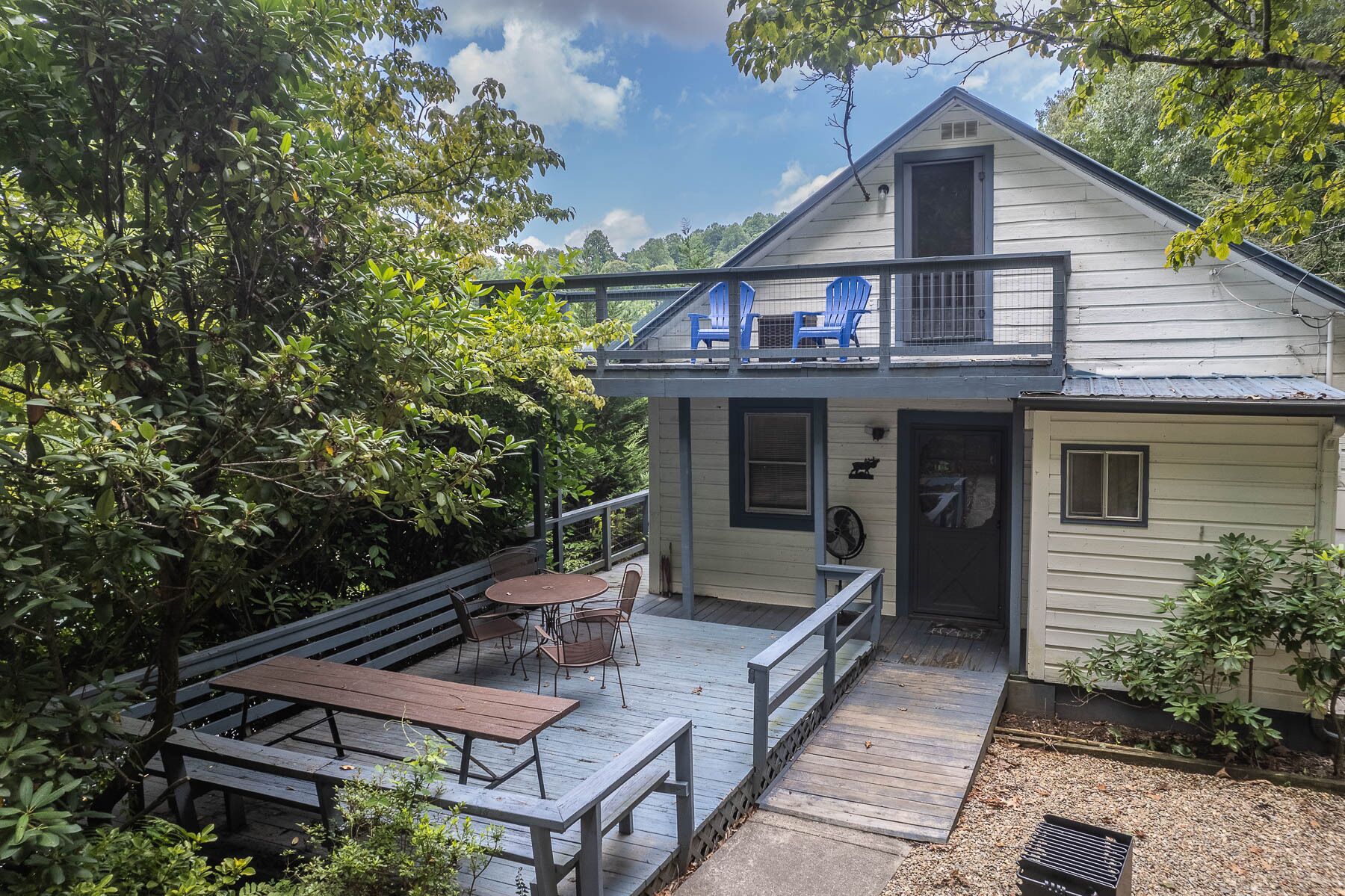 Shenanigan's Raft House - Enjoy River Living at it's Best! Pet Friendly!