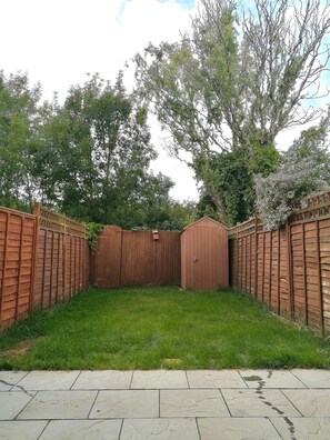 Property grounds - Pet Friendly Canalside House in quiet area of Quedgeley - Gloucester (Quedgeley)