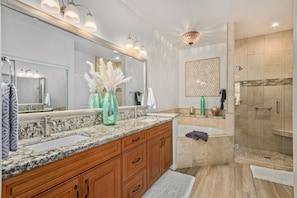 Combined shower/bathtub, hair dryer, towels - Ground Floor Private! Live in Scottsdale Luxury! (Scottsdale)