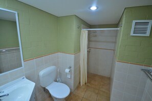 Ein Badezimmer mit Toilette, Waschbecken und Dusche.