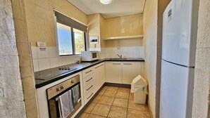 Private kitchen - Riverview Holiday Apartment 66 -1st floor- Kalbarri WA (KALBARRI)
